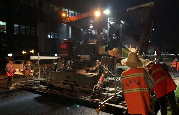 爭(zhēng)分奪秒，挑燈夜戰(zhàn)趕工期