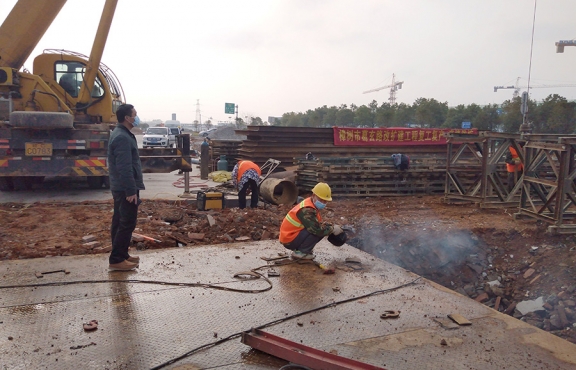 嚴(yán)抓復(fù)工后的疫情防控工作。圖為2020年2月24日樟樹(shù)葛玄路臺(tái)埠中橋便道鋼便橋施工現(xiàn)場(chǎng)